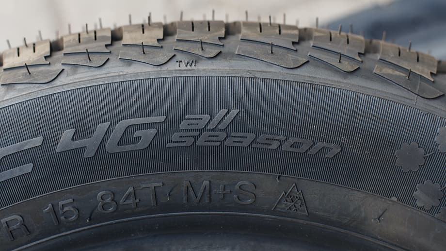 Das Bild zeigt einen Ganzjahresreifen mit den Bezeichnungen M+S, Schneeflocke und All Season