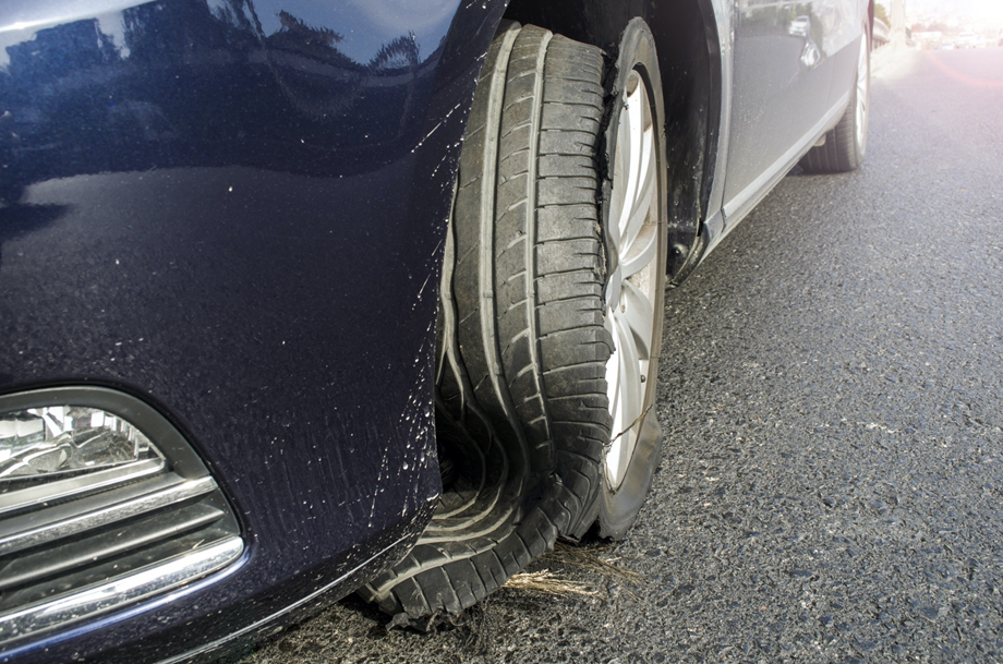 Ein abgefahrener Reifen kann während der Fahrt platzen