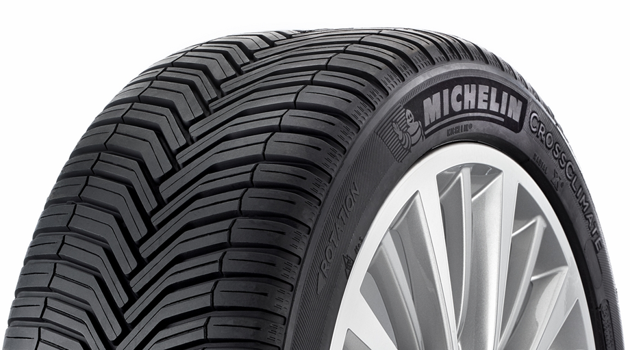 Das Bild zeigt einen Michelin CrossClimate - einen laufrichtungsgebundenen Reifen. Beachten Sie den Pfeil, der die Vorwärtsdrehrichtung (Fahrtrichtung) anzeigt.