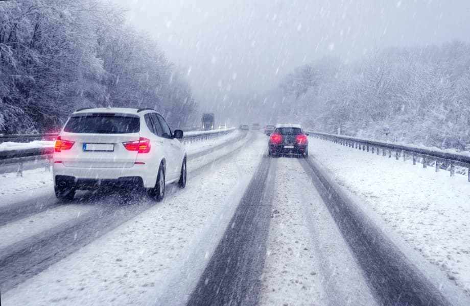 Achten Sie bei winterlichen Straßenverhältnissen auf einen ausreichenden Abstand zwischen Ihnen und dem Fahrzeug neben Ihnen