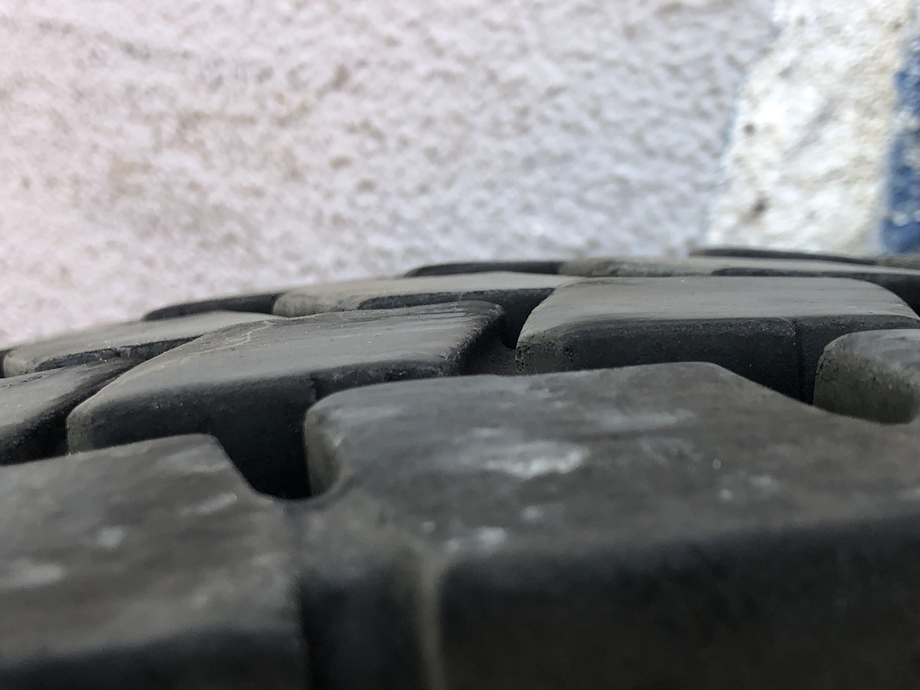 Beispiel für einen abgefahrenen Lkw-Reifen