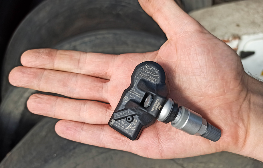 Das Bild zeigt den HUF RDE018 433 MHz TPMS Drucksensor