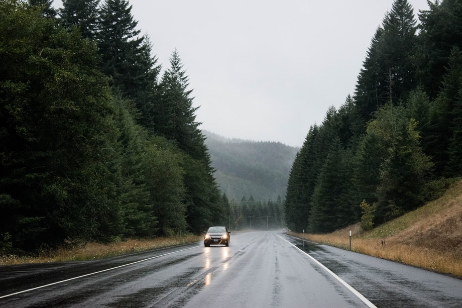 Die Gefahr des Ausrutschens besteht auch im Sommer, besonders auf nassen Straßen!