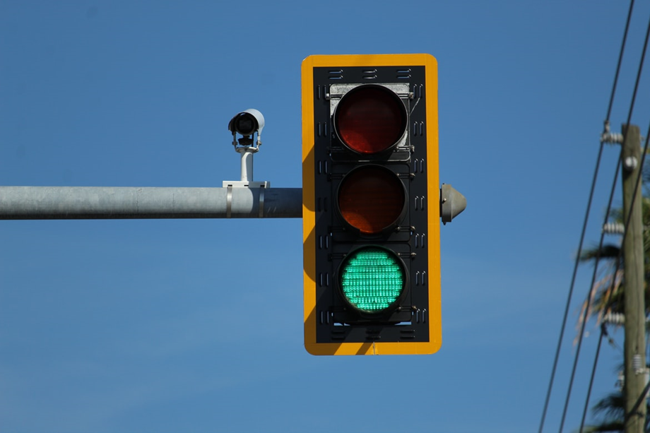 Trotz grüner Ampel sollten Sie an einer Kreuzung mit Ampel besonders vorsichtig sein