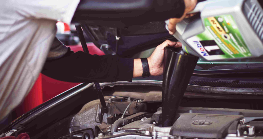 Der Wechsel des Motoröls ist äußerst wichtig. Es ist die wichtigste Betriebsflüssigkeit in Ihrem Auto