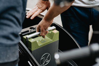 Was macht man mit einer alten Batterie und Motoröl?